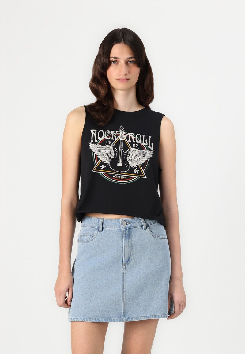 Musterniideta must sleeveless crop top, millel on "Rock and Roll" graafika, sobib helesinise denim mini-seelikuga. Pehme kangas, vaba lõige ja esitaskud.