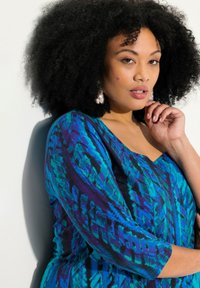 Ulla Popken ABSTRACT LEAF PRINT SWEETHEART NECKLINE - Maglietta a manica lunga - teal