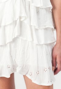 Hollister Co. V NECK RUFFLE TIER MINI DRESS PRETTY - Vapaa-ajan mekko - white