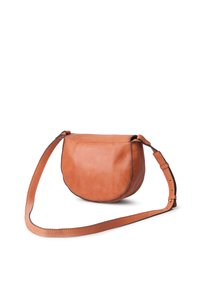 Bolso cruzado de cuero marrón con forma redondeada, que presenta una correa delgada y costuras visibles a lo largo de los bordes. Textura suave, diseño minimalista.