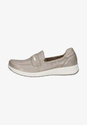 Pantof de slip-on bej deschis, realizat din piele texturată, cu o curea Velcro și o talpă din cauciuc albă cu un design subtil pe lateral.
