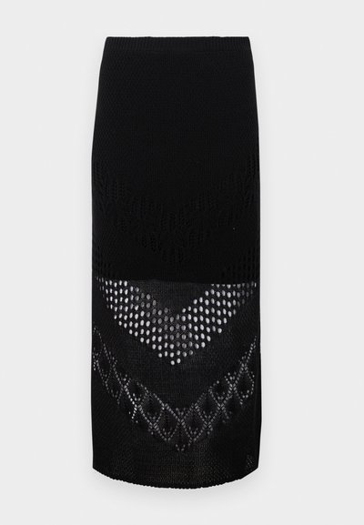 Fekete kötött szoknya, amely texturált dizájnnal rendelkezik, különböző mintákkal, beleértve a nyitott szövésű és az egységes szakaszokat, a térd felett ér véget.