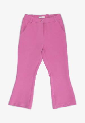 Pantalon évasé rose avec fermeture par bouton et zip, passants de ceinture et poches latérales, posé à plat sur un fond blanc.