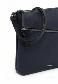 Borsa a tracolla in pelle blu navy con superficie testurizzata, dotata di un compartimento con zip e una tracolla regolabile. Presenti dettagli in metallo argentato.