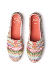 Scarpe espadrillas intrecciate con un motivo multicolore nei toni del rosa, verde e blu, e un accento in pelle marrone all'apertura.