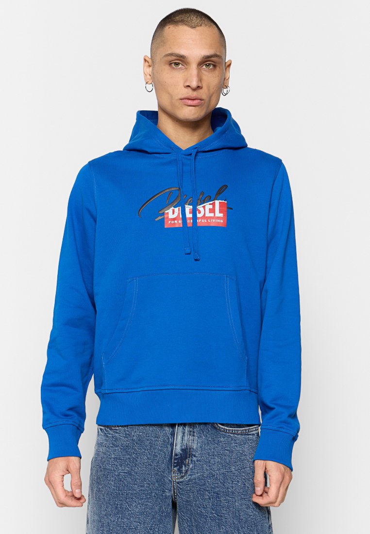 Sudadera azul de mezcla de algodón, con un bolsillo delantero y capucha con cordón. Impronta del logo notable en rojo y negro en el pecho.