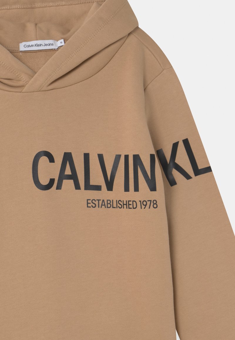 Calvin Klein Jeans HERO LOGO HOODIE UNISEX - Bluza - tawny sand/beżowy -  Zalando.pl
