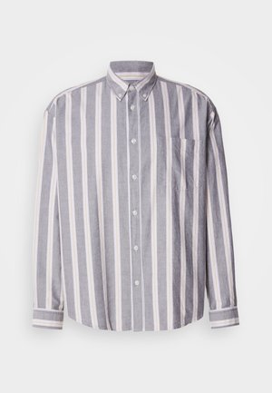 Stripet skjorte i grått med lyse striper. Har krage, frontlomme og lange ermer med knappeender.