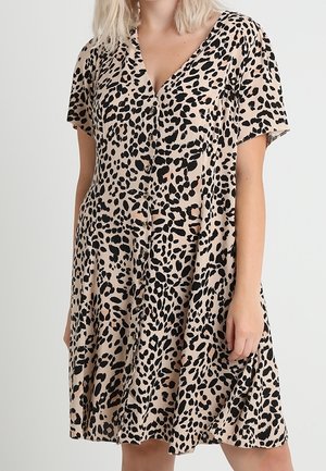 Abito in crêpe beige con stampa leopardata nera. Presenta maniche corte, scollatura a V e dettagli con bottoni lungo il davanti. Gonna svasata.