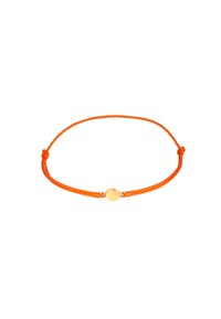 Orange snoddarmband med en central guldfärgad cirkelformad charm, designad med en enkel knutstängning och slät struktur.