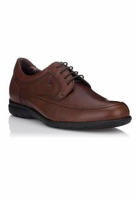 Zapatos de cuero marrón con una textura suave, punta redondeada y diseño clásico de cordones; cuentan con una suela de goma para mayor agarre.