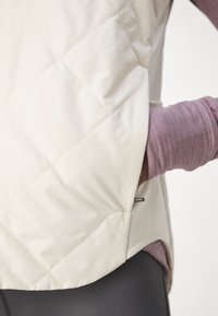 New Balance QUILTED VEST - Colete - linen