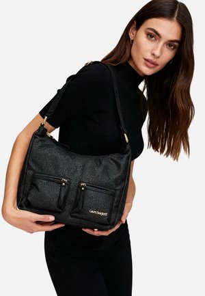 Borsa a tracolla nera realizzata in materiale texturizzato, con due tasche anteriori con zip e un logo dorato. La tracolla è regolabile per una maggiore comodità.