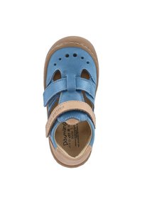 Blaue Leder-Sandale mit zwei verstellbaren Klettverschlüssen, Belüftungsperforationen und einer braunen Gummisohle. Sichtbare strukturierte Innensohle.