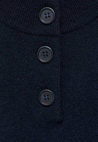 Granatowy sweter z dzianiny z prążkowanym kołnierzem i trzema czarnymi plastikowymi guzikami z czterema dziurkami każdy, o gładkiej fakturze.