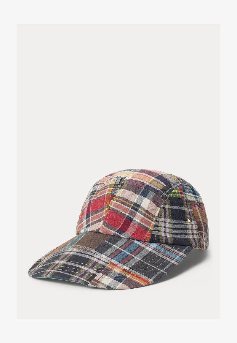 Casquette de baseball avec un motif à carreaux multicolores comprenant des morceaux rouges, bleus, jaunes, verts et bruns sur un fond uni.