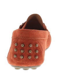 Rote Wildleder-Slipper mit runder Zehenform, strukturiertem Obermaterial und kleinen Gummistiften an der Ferse für besseren Halt. Glatte Innenauskleidung.