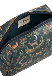 Tmazozelená zipsová taštička s vzormi lesných zvierat a húb, čiastočne otvorená, v ktorej je vidieť štítok "Fable England".