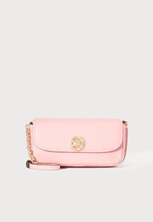 Pochette bracelet en cuir rose avec bandoulière en chaîne dorée et emblème logo rond doré sur le rabat avant.