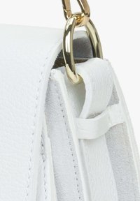 Witte leren handtas met een gestructureerd oppervlak, voorzien van gouden hardware en een gladde riemdetails. Opvallende stiksels langs de randen.