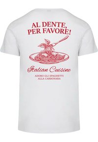 Weißes Baumwoll-T-Shirt mit rotem Grafiken-Text und Illustration von Spaghetti auf einem Teller mit einer Gabel und Basilikumblättern. Der Text lautet "AL DENTE, PER FAVORE!" und "Italienische Küche."