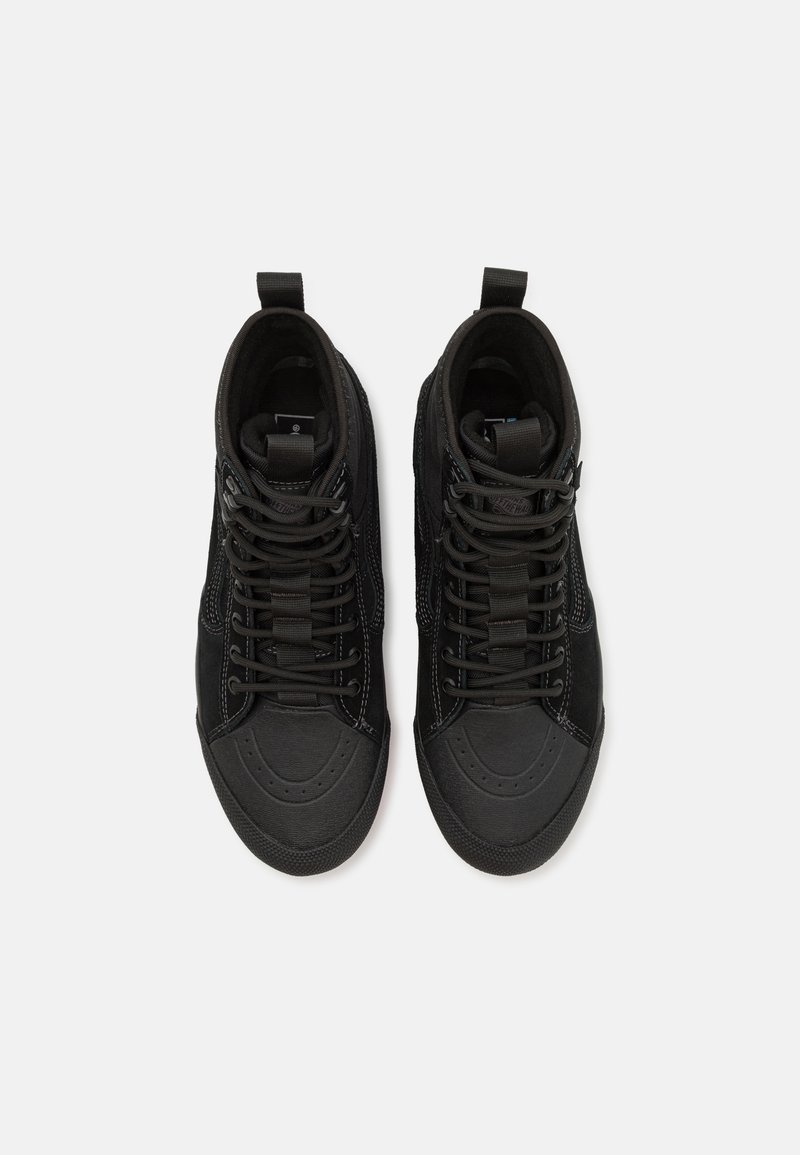 Czarne wysokie trampki z gładką skórzaną osłoną palców, teksturowanymi panelami z tkaniny, wzmacnianymi oczkami oraz płaskimi sznurowadłami. Dwie pętle do zakupu przy pięcie.