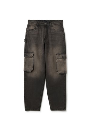 Pantalones cargo negros con lavado desgastado, que cuentan con cuatro bolsillos, trabillas para cinturón y un diseño de pierna recta. Hechos de material de mezclilla resistente.