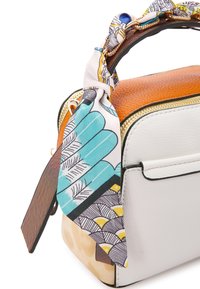 Piccola borsa a mano in pelle bianca testurizzata, con una parte superiore arancione e una sciarpa di seta con motivo legata al manico, che aggiunge colore e dettagli.