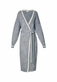 Accappatoio grigio in maglia con un bordo di colore crema, design avvolgente, vita con cintura e maniche lunghe. Presenta un tessuto testurizzato e una vestibilità rilassata.