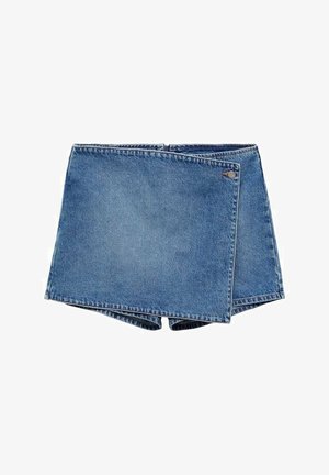 Jeans-Shorts in mittlerem Blau mit einem einzigartigen Überlappungsdesign. Verfügt über einen Reißverschluss und ein kleines Logo-Detail am Bund.
