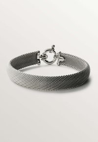 Pulsera de malla plateada con una textura suave y tejida. Presenta un cierre de toggles redondo. Diseño elegante y minimalista.