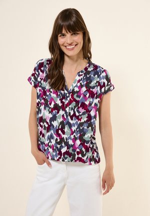 Blusa a maniche corte con stampa astratta multicolore che presenta tonalità di viola, verde e blu, con scollatura a V e vestibilità rilassata.