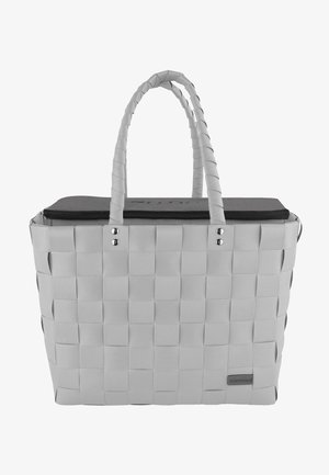 Gewebte graue Tragetasche mit zwei Griffen, rechteckiger Form und einem schwarzen Reißverschlussoberteil. Verfügt über silberne Beschläge und eine strukturierte Oberfläche.