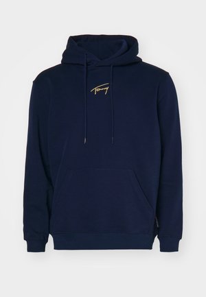 Granatowa bluza z kapturem typu pulower, z przednią kieszenią kangurką, kapturem ze sznurkiem oraz małym złotym logo "Tommy" na piersi.
