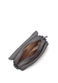 Borsa a clutch in pelle grigia con due scomparti con zip, superficie liscia e un ampio interno. Caratterizzata da una podatura scura e hardware in argento.