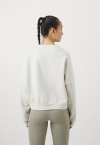 adidas Sportswear ESSENTIALS SMALL LOGO FEEL COZY  - Sportinis megztinis - alumina/grey four