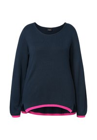 Pull en maille bleu marine à manches longues avec des bordures roses au niveau de l'ourlet et des poignets, encolure ronde, et ourlet légèrement arrondi avec des fentes latérales.