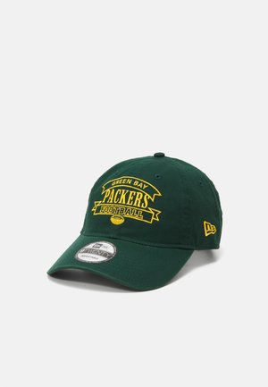Dunkelgrüne verstellbare Baseballkappe mit gelb-grünem Green Bay Packers Football-Logo auf der Vorderseite und New Era-Logo an der Seite bestickt.
