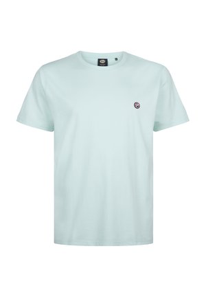 Vaaleansininen puuvillainen t-paita, jossa on lyhyet hihat ja pyöreä kaula-aukko, ja vasemmassa rinnassa pieni pyöreä logo.