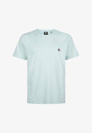 Vaaleansininen puuvillainen t-paita, jossa on lyhyet hihat ja pyöreä kaula-aukko, ja vasemmassa rinnassa pieni pyöreä logo.