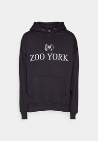 Zwarte hoodie met een kangoeroezak, een capuchon met trekkoord en witte "ZOO YORK"-tekst met daarboven een logo. Gemaakt van zachte, gestructureerde stof.