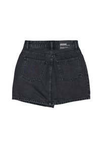 Zwarte spijkerrok met een hoge taille, voorzien van twee achterzakken en een merklabel op de tailleband. Opvallende stiksels langs de naad.