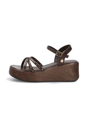 Sandalia cuña marrón con correa en el tobillo, tres tiras delanteras con tachuelas y suela plataforma con textura de madera.