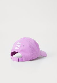 Violet medvilninis kepuraitė su reguliuojama juostele. Yra siuvinėtas dizainas ant nugaros, lenktas kraštas ir ventiliacijos angos šonuose.