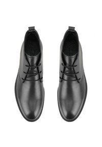 Zwarte leren enkellaarzen met een gladde afwerking, ronde neus, vetersluiting en een achterste lus voor gemakkelijk aan- en uittrekken.