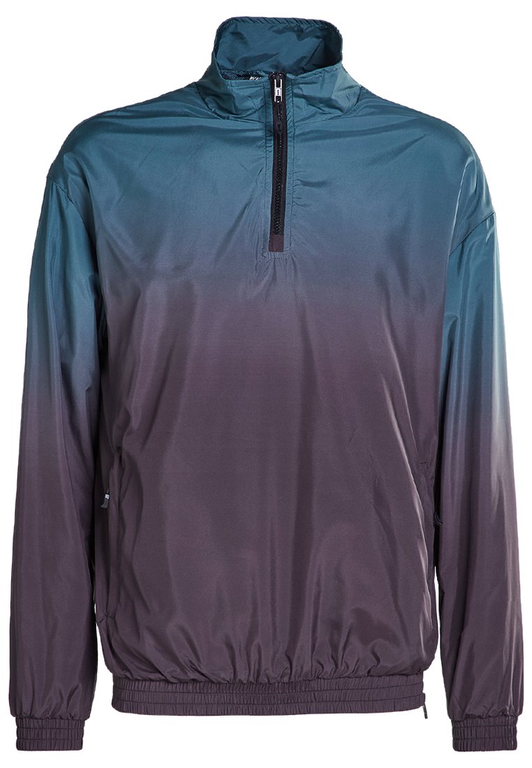 Herre pullover-jakke i gradient blå til mørk lilla. Laget av lett materiale, med en kvart glidelås, høy krage og elastisk kant.