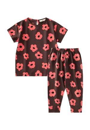 Braunes Kinder-Set mit kurzärmligem Oberteil und Hose mit elastischem Bund, mit durchgehendem korallenrotem Blumenmuster.