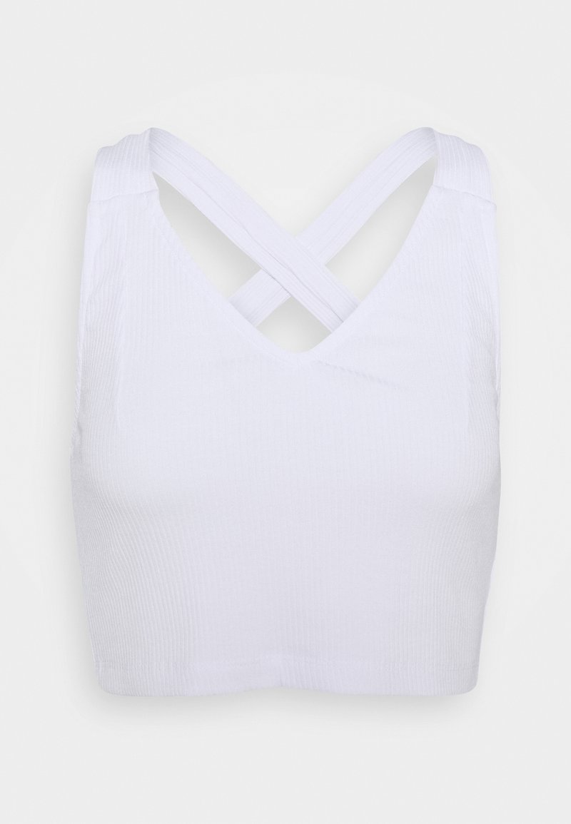 Vit kort topp gjord av ribbat tyg med V-ringning och korsade band på baksidan. Slät yta utan synliga mönster eller detaljer.