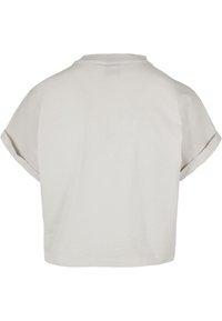 T-shirt gris clair à manches courtes, coupe décontractée, encolure ronde et manches retroussées. Texture douce avec une finition lisse.