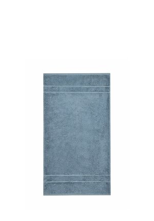 Weiches blaues rechteckiges Badetuch mit zwei parallelen Steppnähten nahe den oberen und unteren Rändern auf weißem Hintergrund.